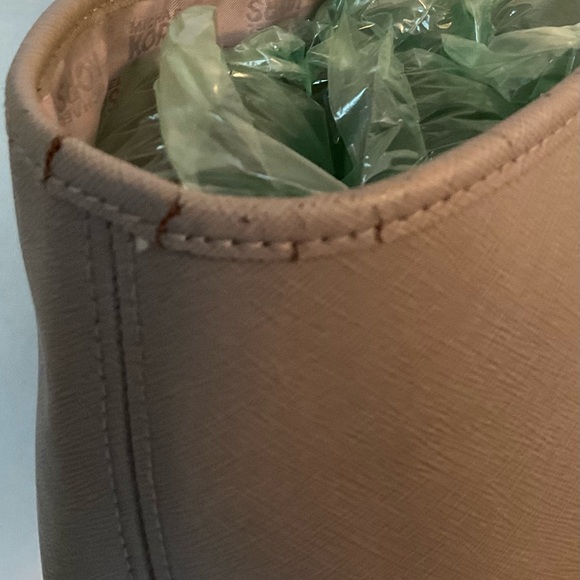 Michael Kors Jet SetTravel Tote - Picture 4 of 12